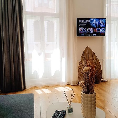 Fly Residence Arad Buitenkant foto