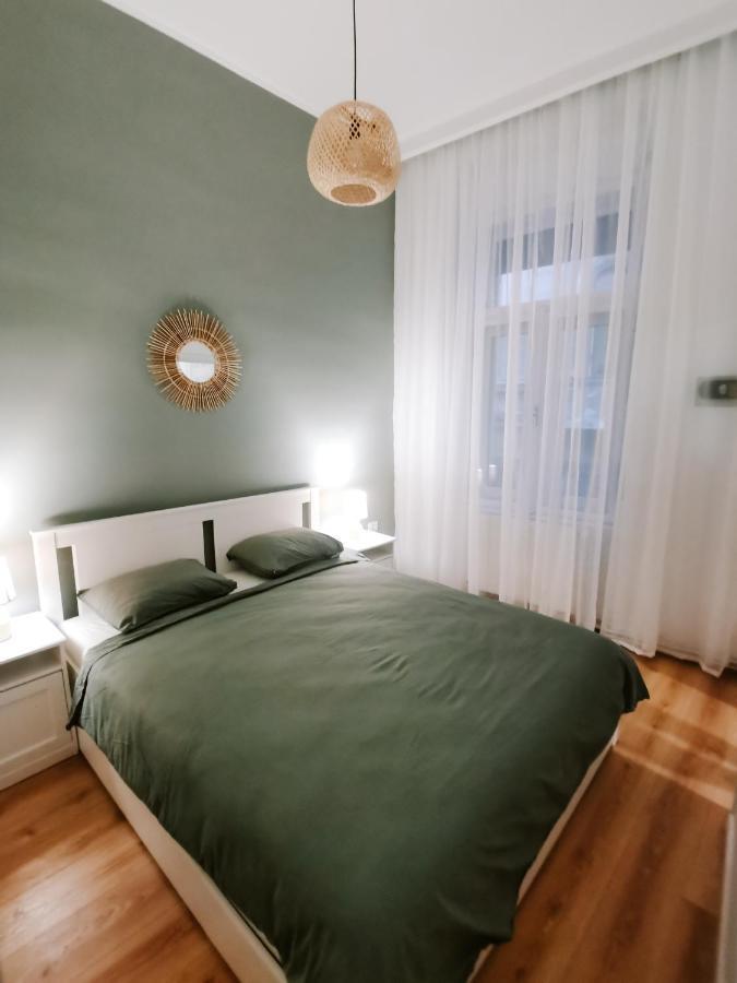 Fly Residence Arad Buitenkant foto