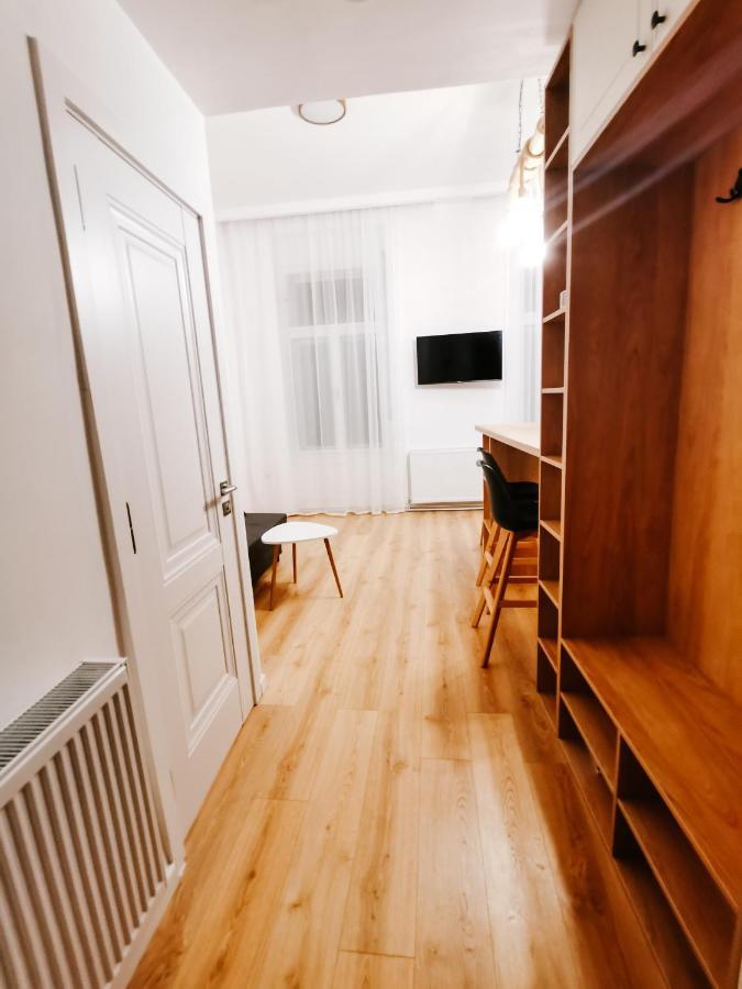 Fly Residence Arad Buitenkant foto