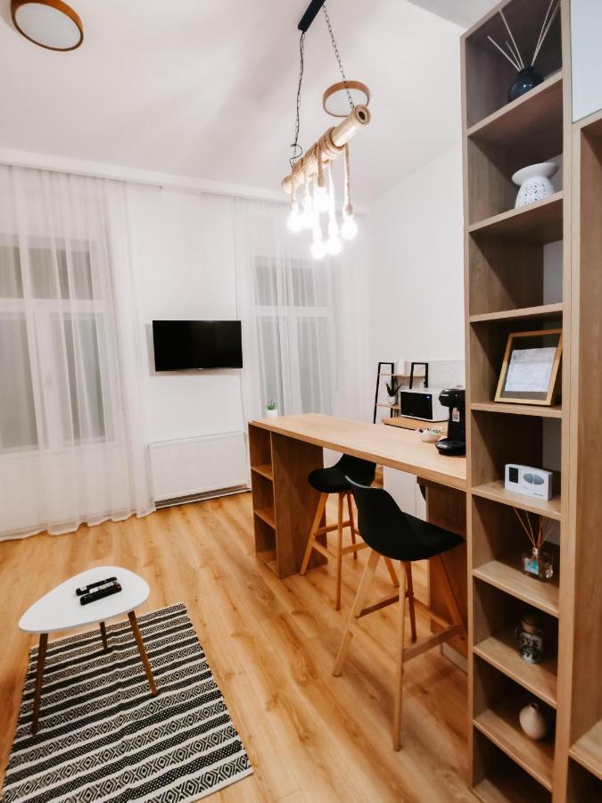 Fly Residence Arad Buitenkant foto