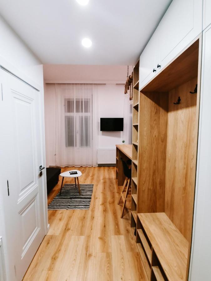 Fly Residence Arad Buitenkant foto