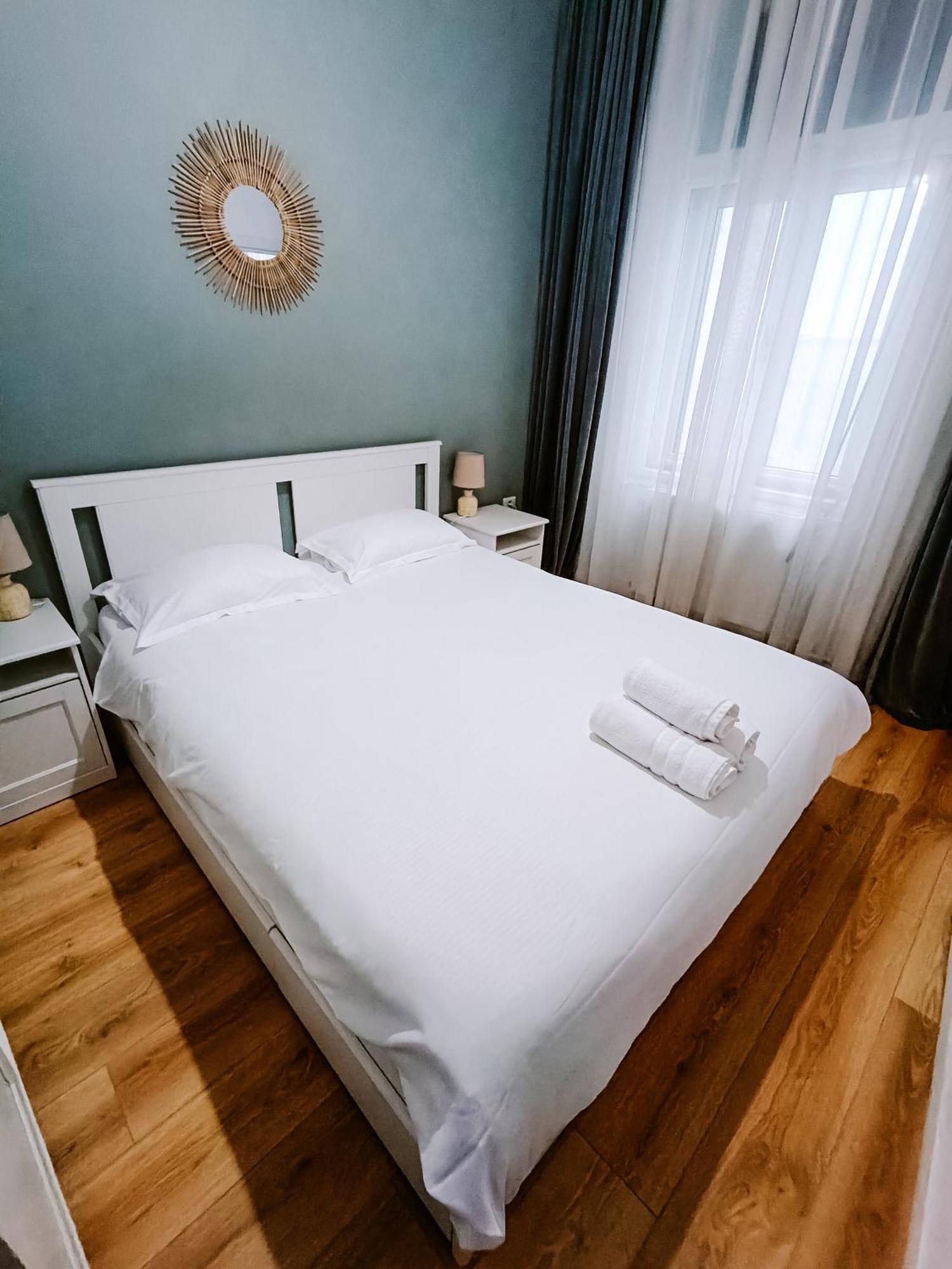 Fly Residence Arad Buitenkant foto