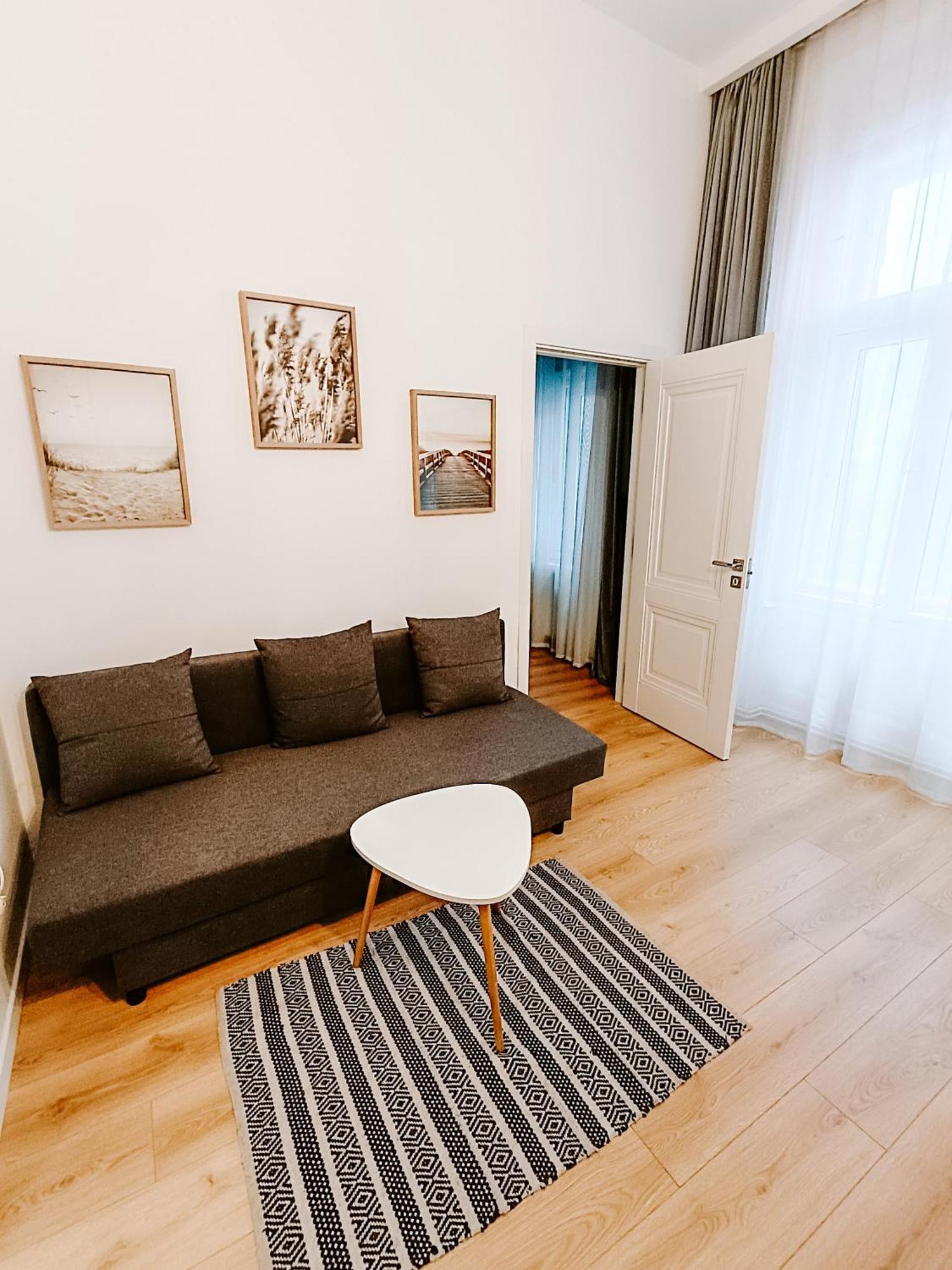 Fly Residence Arad Buitenkant foto